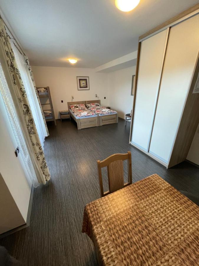 Maxovo Kralovstvi Apartment Rovensko pod Troskami Bagian luar foto