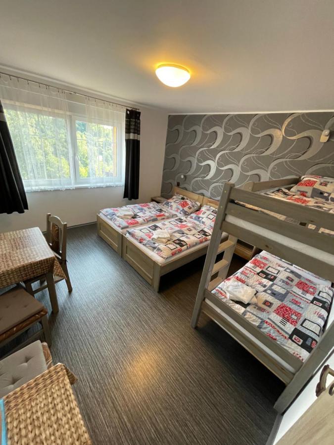 Maxovo Kralovstvi Apartment Rovensko pod Troskami Bagian luar foto