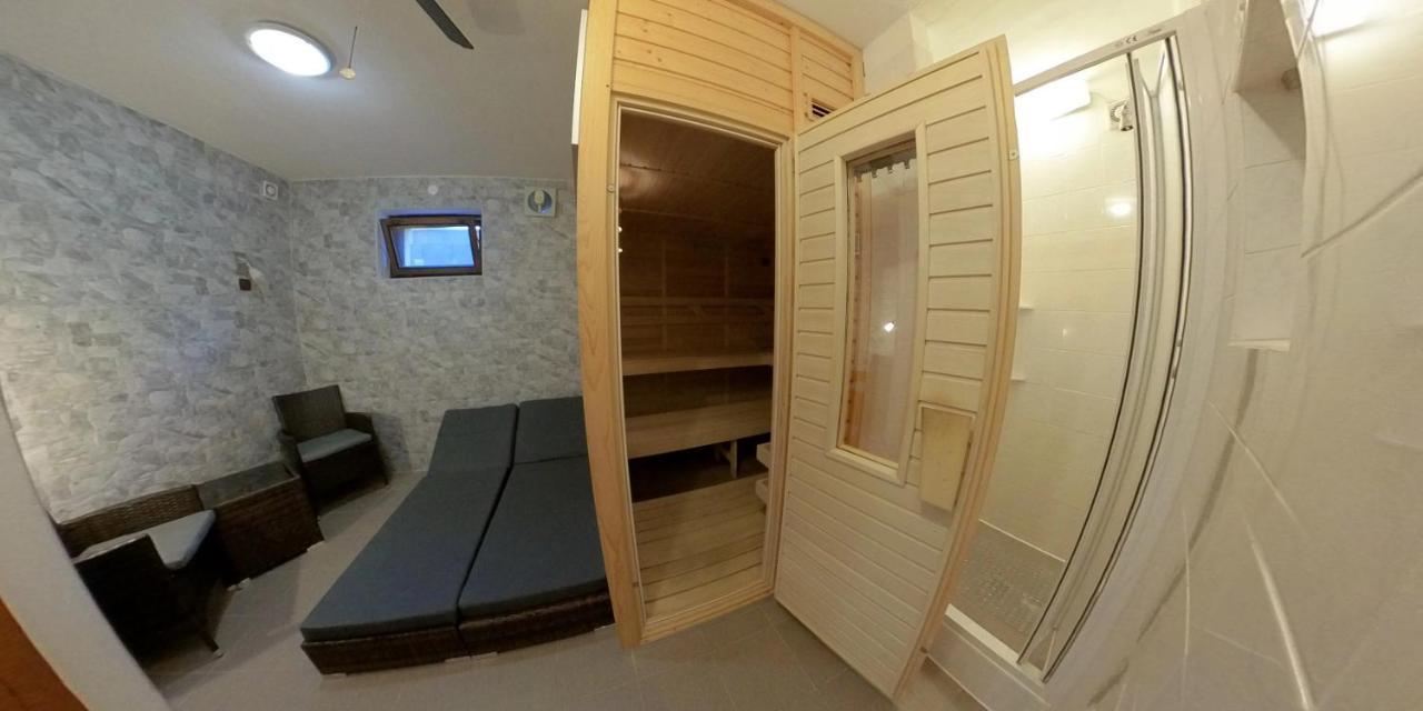 Maxovo Kralovstvi Apartment Rovensko pod Troskami Bagian luar foto