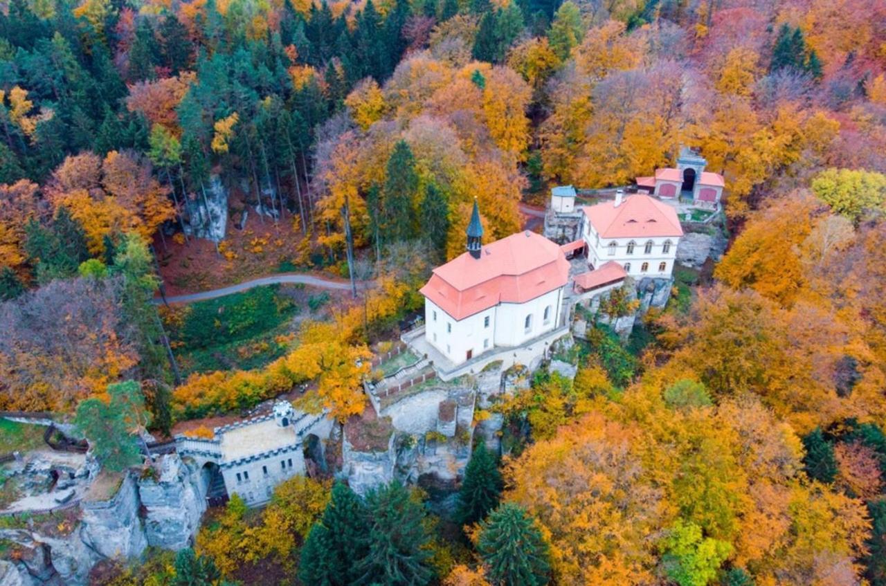Maxovo Kralovstvi Apartment Rovensko pod Troskami Bagian luar foto
