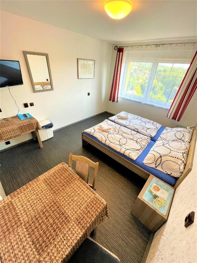 Maxovo Kralovstvi Apartment Rovensko pod Troskami Bagian luar foto
