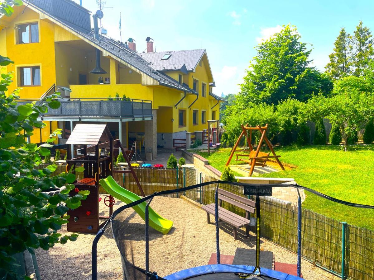 Maxovo Kralovstvi Apartment Rovensko pod Troskami Bagian luar foto