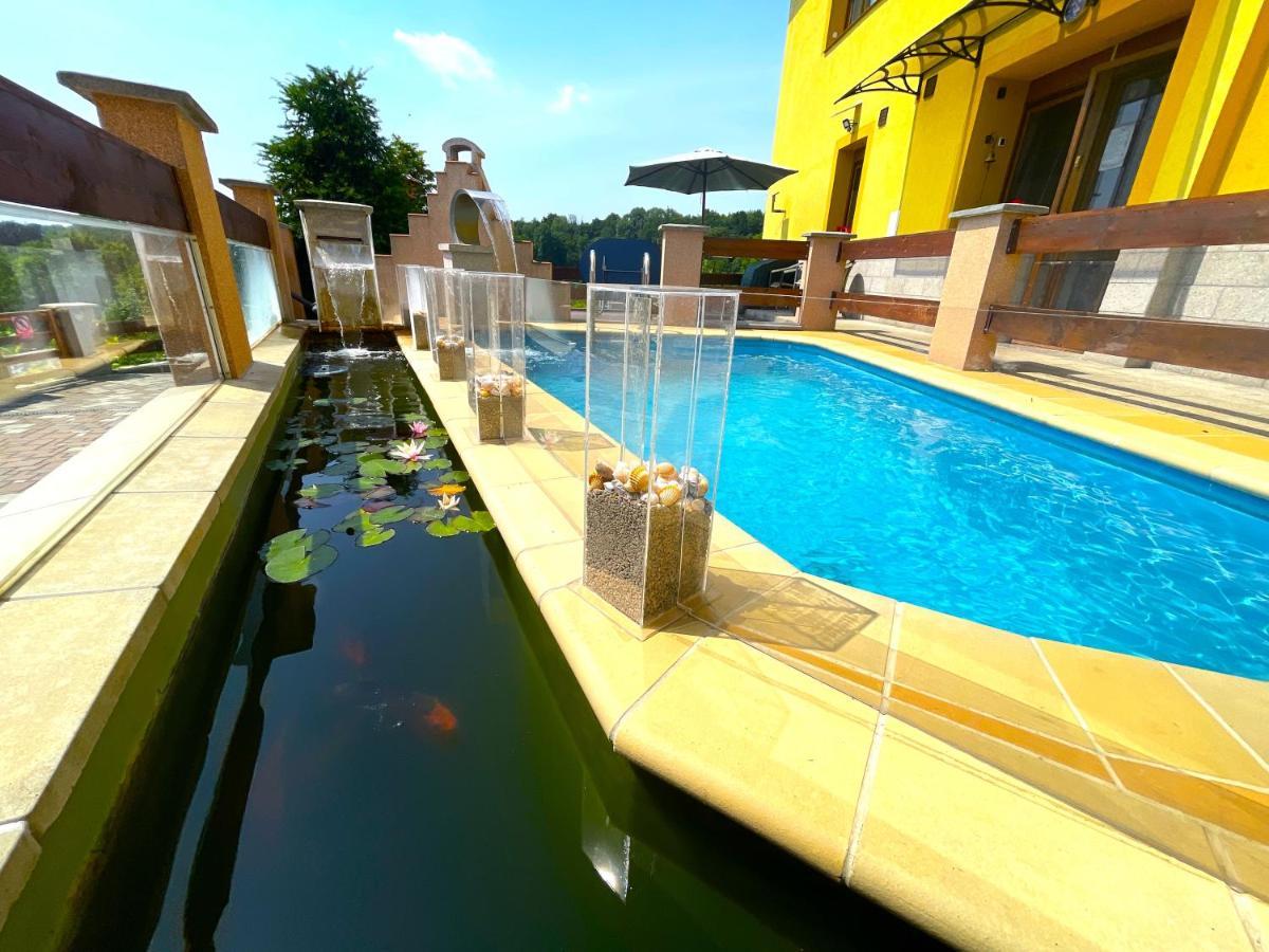 Maxovo Kralovstvi Apartment Rovensko pod Troskami Bagian luar foto
