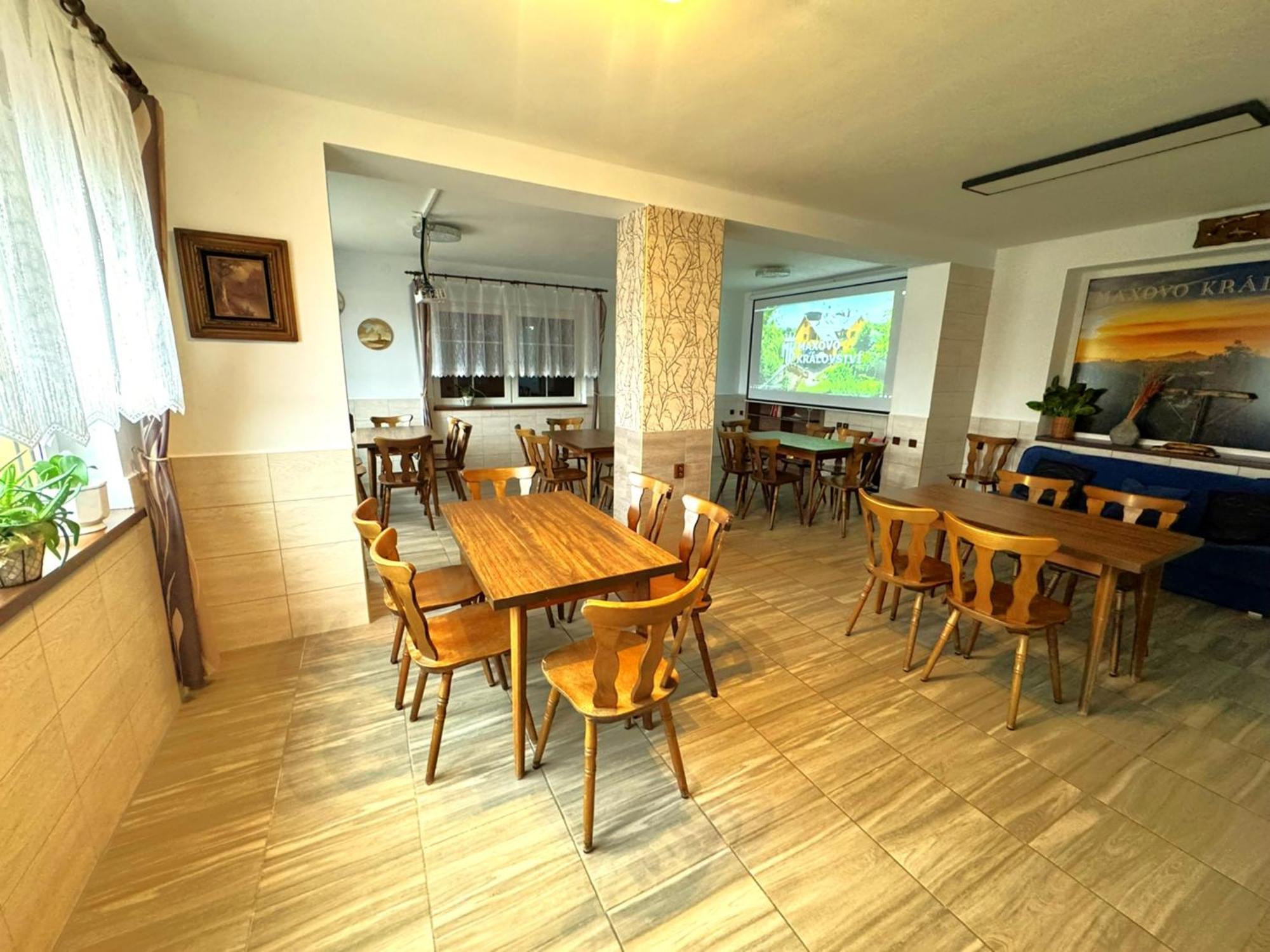 Maxovo Kralovstvi Apartment Rovensko pod Troskami Bagian luar foto